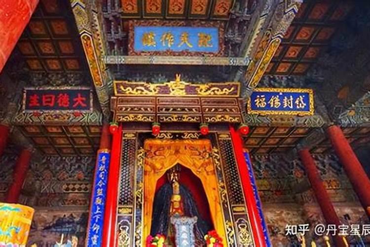 “无事不登三宝殿”中的“三宝殿”具体指的是什么