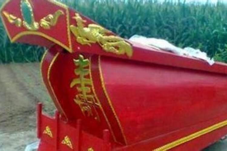 梦见前妻穿一身红色的衣服,和我准备一起去参加饭局？