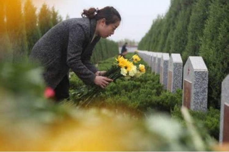 梦见去世的老人又去世是什么意思,女人梦见老人去世了什么预兆