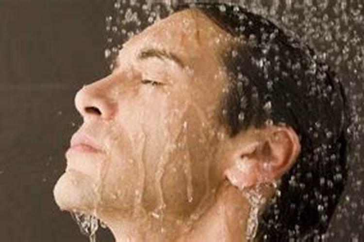 梦见在水里遇到妖怪