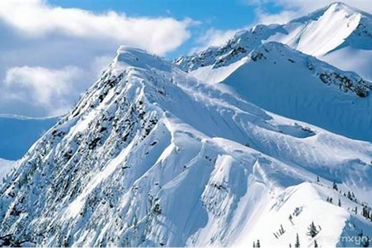 做梦梦到雪山,女人梦见雪山有什么预兆