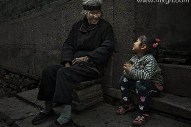梦见死去的爷爷奶奶还活着和我说话啥意思