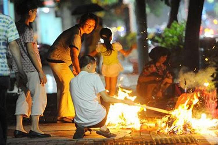 七月十五在外地怎么烧纸七月十五烧纸是提前还是当天呢