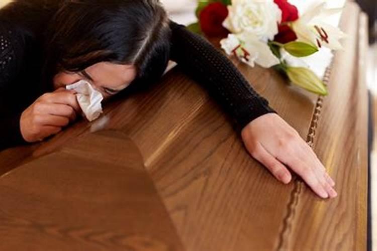 梦见给死去的舅舅办丧事,舅舅还和我说了几句话