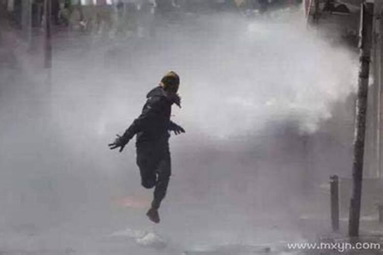 女人梦见男人追赶自己拼命逃跑途中碰到一个陌生女人帮助自己躲避成功...