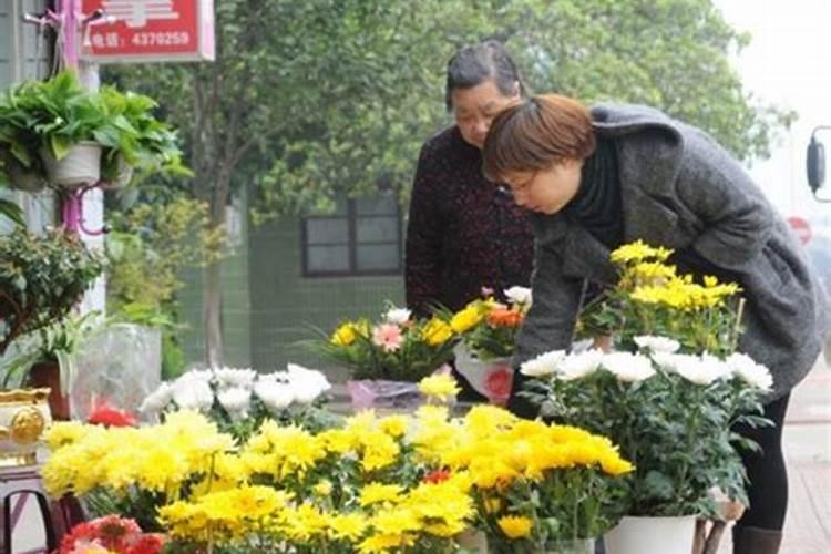 清明节烧纸是提前烧还是当天烧 老人去世第一年清明节烧纸提前还是当天...