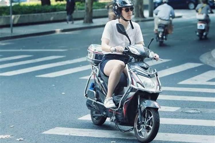 女性梦见电动车是吉兆