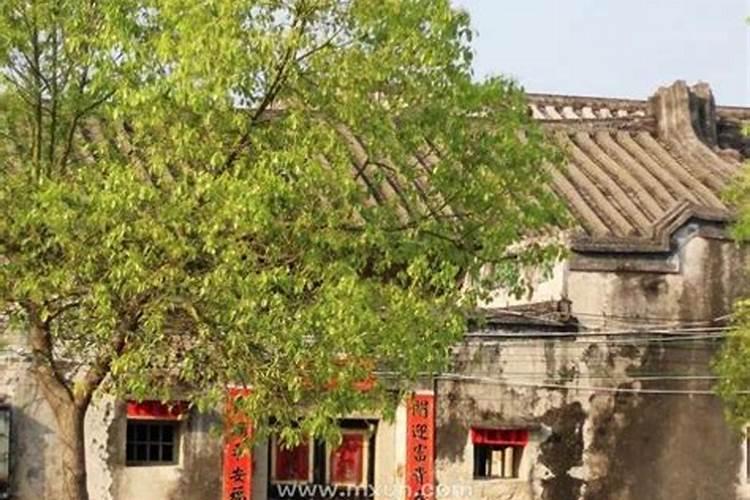 梦见自己裹着被回家没有车了,梦见没有交通工具没法回家