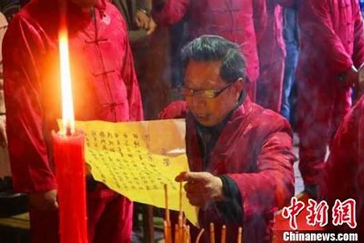 梦见小老鼠钻到衣服里