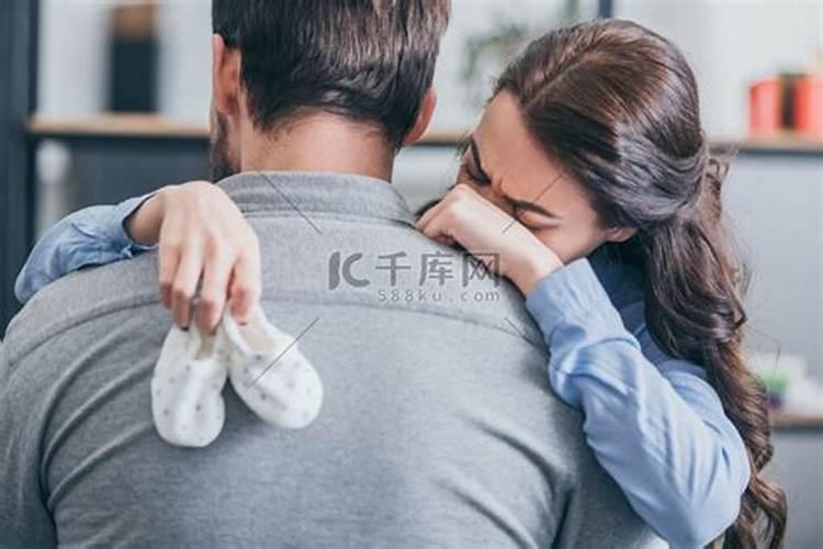 梦见女人抱着男人哭是什么意思