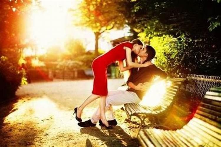 梦见美女主动投怀送抱什么意思？