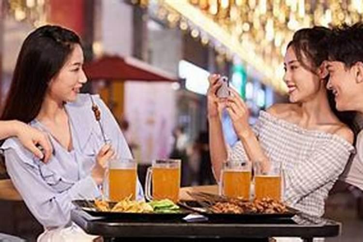 梦见我邀请别人来家吃饭