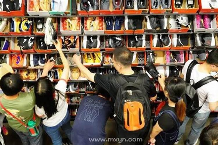 做梦梦见买鞋子是什么意思 女人梦见鞋子是吉兆吗