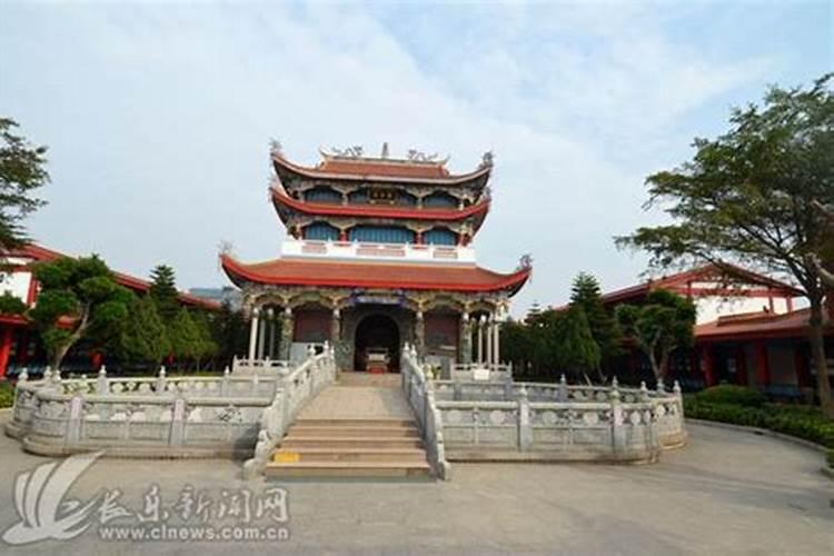 到长乐法院办事要搜身。才可以进去同样是人。他们的生命比我们老百姓值...