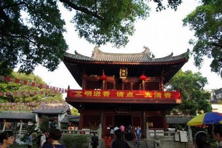 在武侠小说《侠客行》中,石破天被谁带回了长乐帮？
