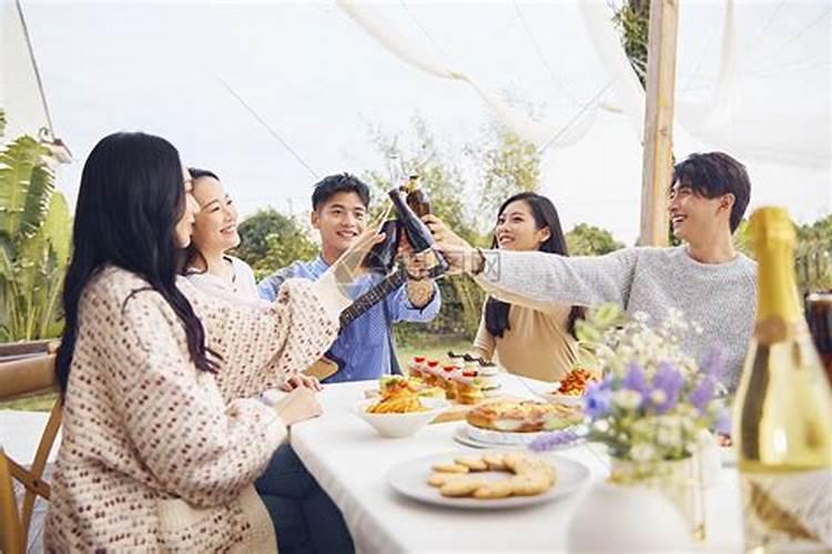梦见太多人聚餐是什么意思