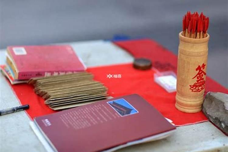 梦见遇到离婚了的儿媳妇抱着就是哭？
