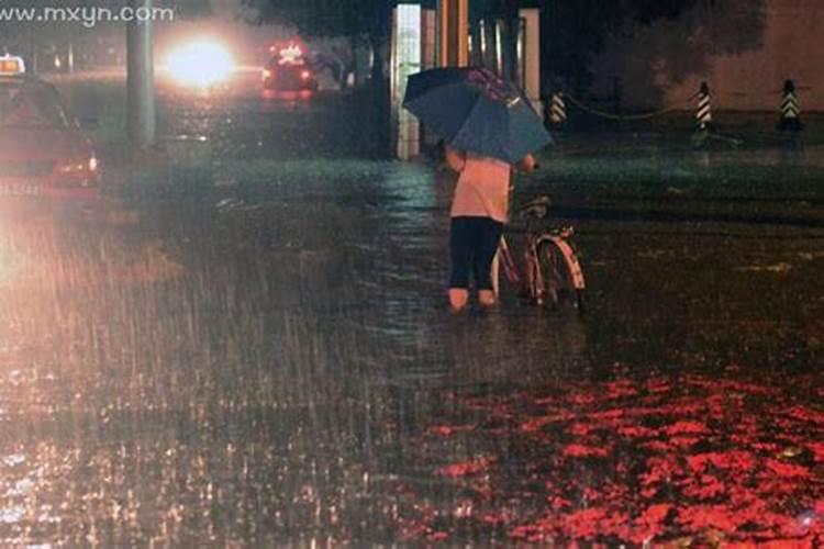 中年女人梦见下雨是什么意思
