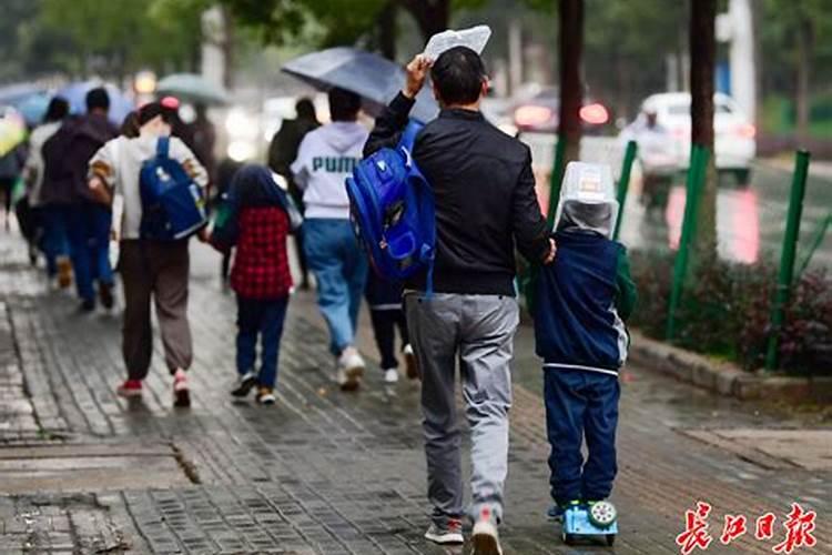 梦见淋雨奔跑是什么征兆
