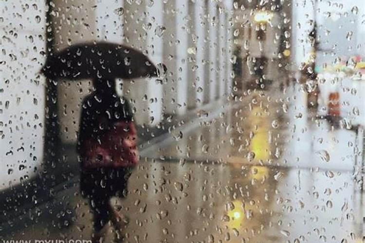 怀孕梦见下雨涨水是什么意思？