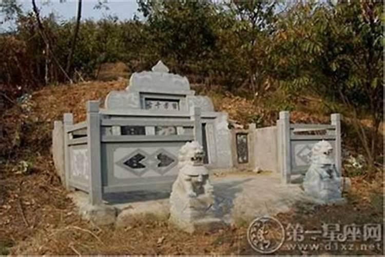 风水先生看墓地罗盘怎么放？