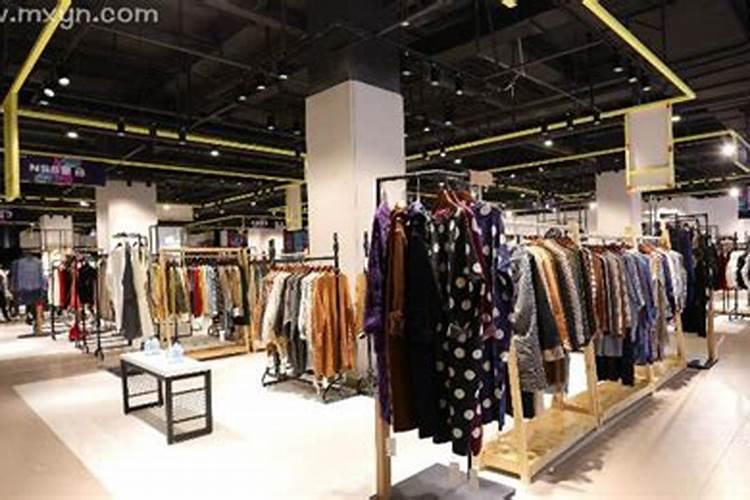 女人梦见好多衣服一堆预示着什么