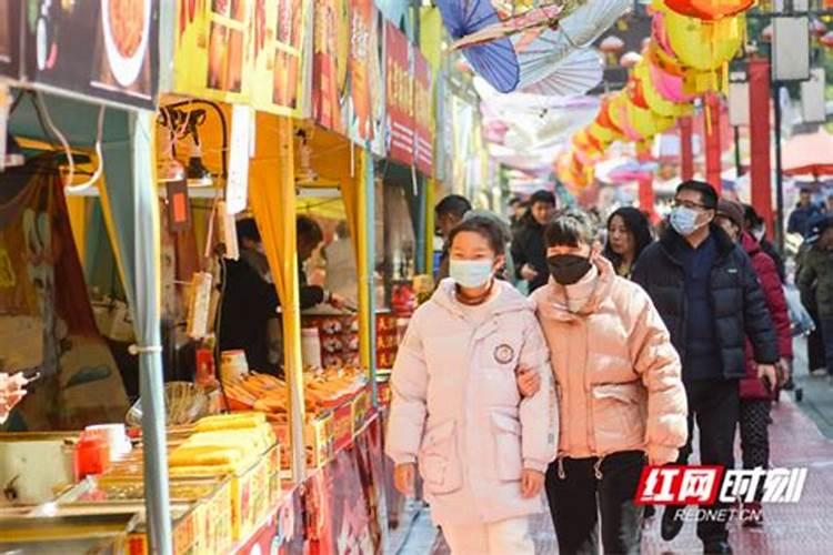 谁知道过年的礼俗习俗和吃的食品
