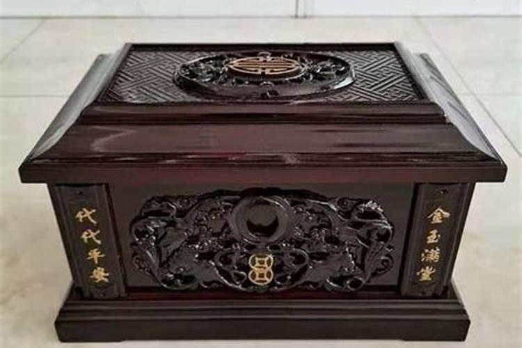 孙儿媳梦见死去的爷爷给她骨灰盒让交给儿子和孙子撒在海里？
