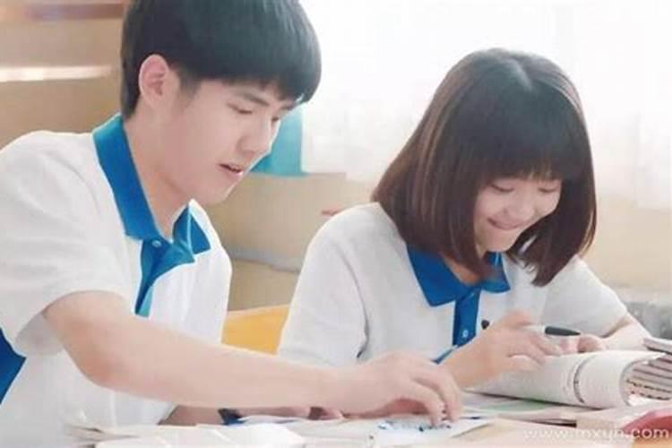 梦见不联系的异性同学什么意思