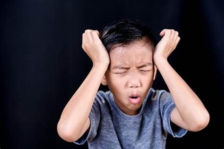在风水角度来说,什么原因会导致后代男丁说话不流利？