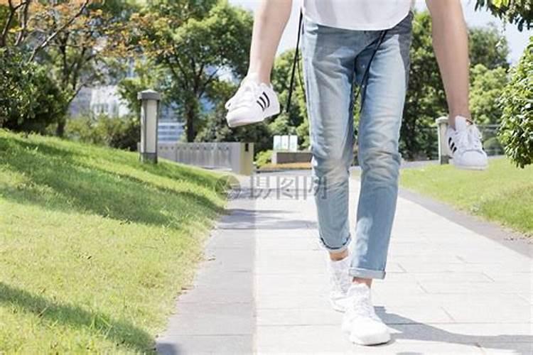 梦见背熟悉的女人走路