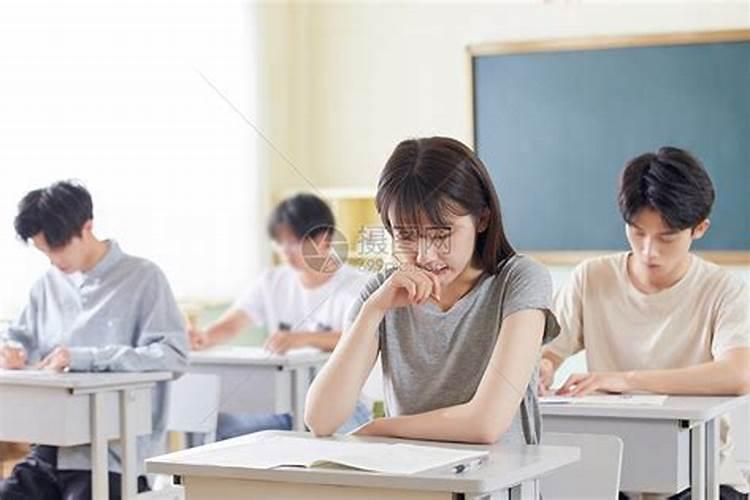 梦见在学校考试是什么意思？