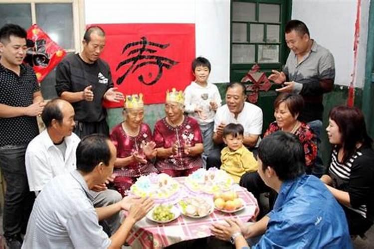 福建有的地方摆酒席,不但不收礼金,还一人给一包中华烟,这是为什么呢...