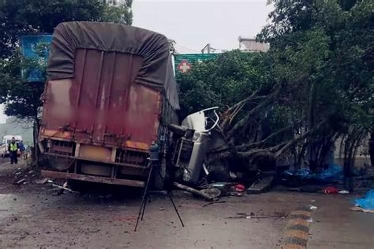 梦见乘坐老公开房车