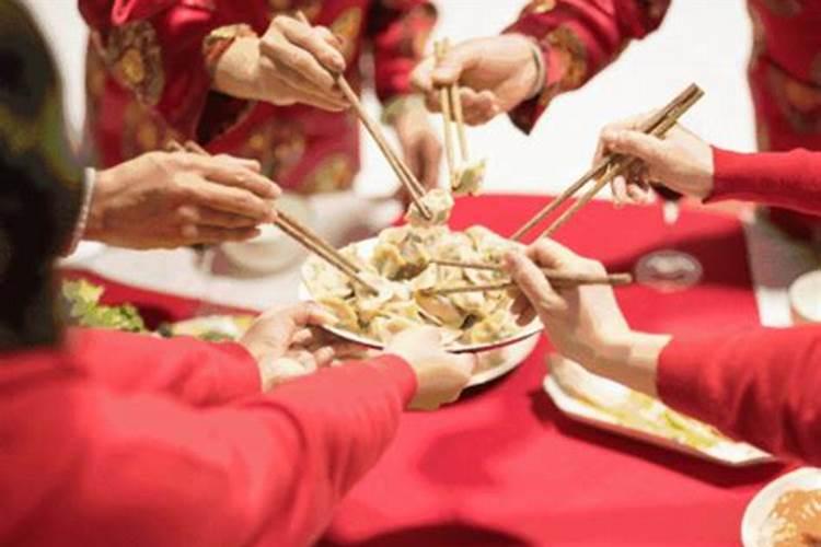 为什么结婚后过年晚上在婆婆家吃完年夜饭,晚上也必须在婆婆家住,不能...