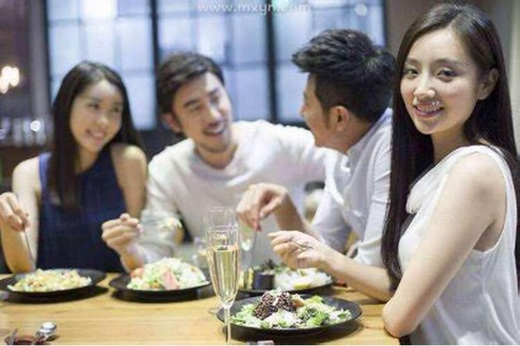 梦见和朋友一起吃饭是什么意思周公解梦女