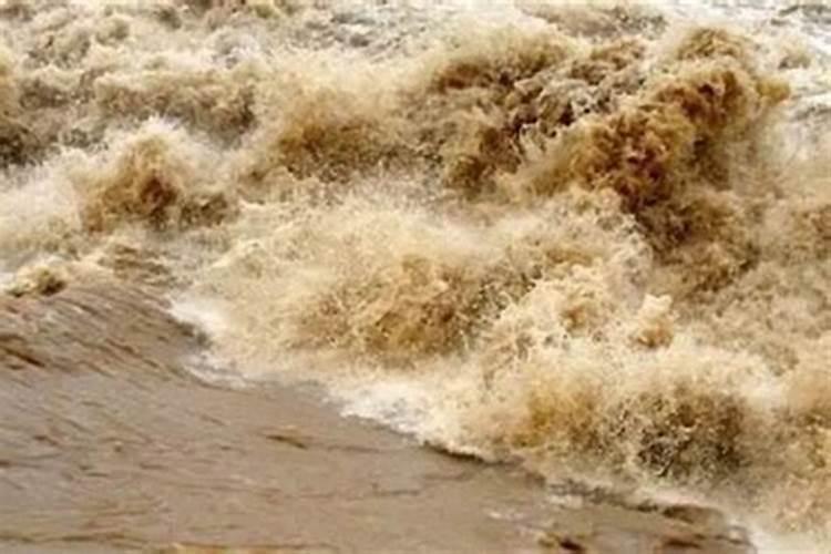 梦见海水波涛汹涌滚滚而来