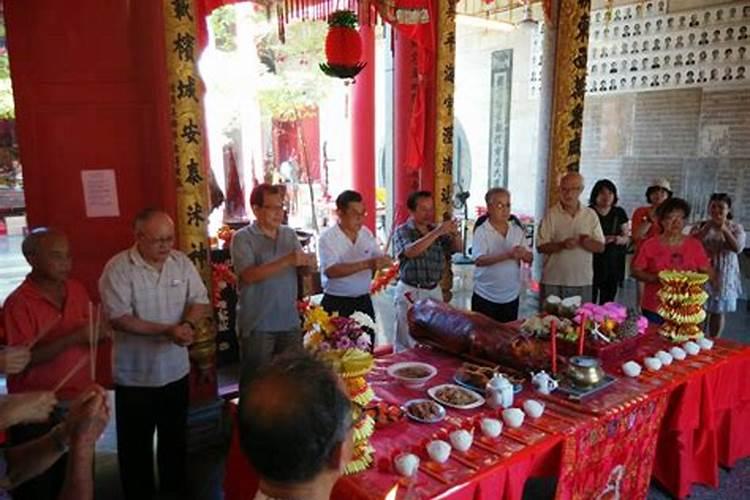 梦见小孩拉屎拉到褥子上地上沾到衣服上