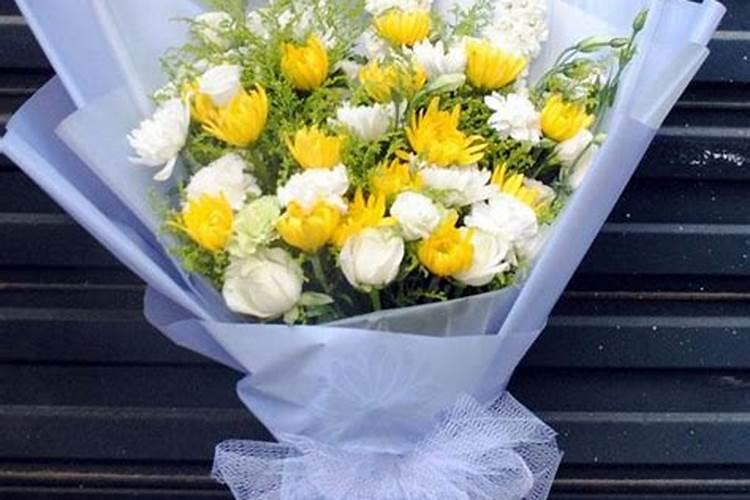 给老人上坟买几朵花(去坟前祭奠老人摆花买什么鲜花)