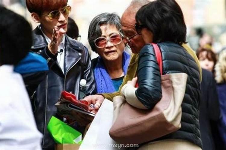 梦见自己向陌生人问路什么意思 梦见自己向陌生人问路好不好