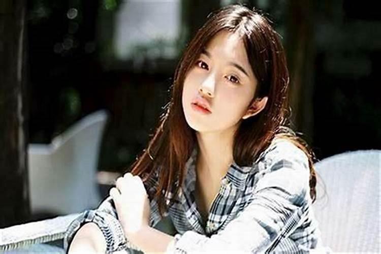 做梦梦到有女人故意亲近我预示着什么