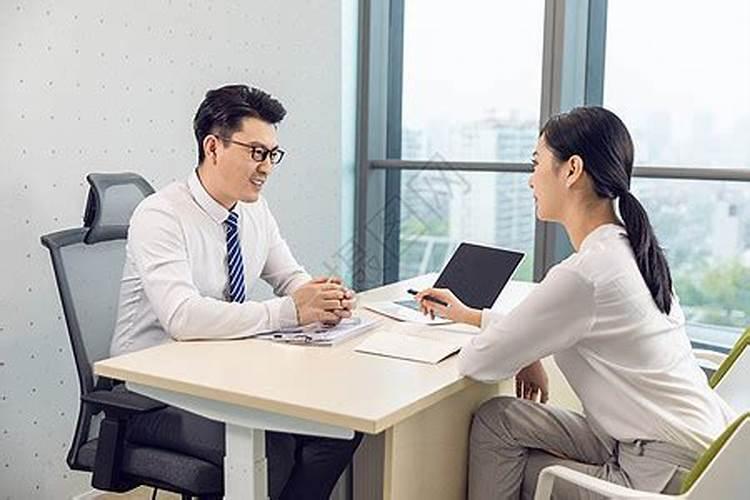 男领导为什么对女下属忽冷忽热,甚至故意为难她？