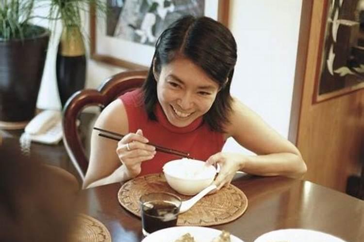 梦见死去的舅妈和表姐来我家的预兆