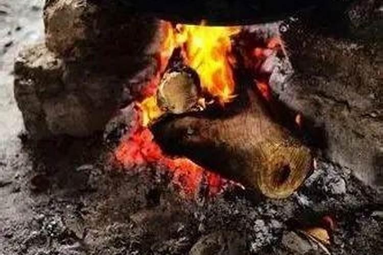 梦见用牛粪架火