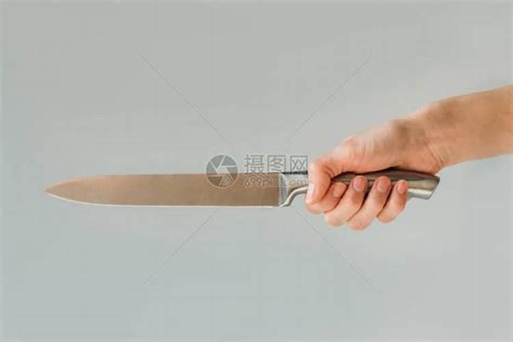 梦见别人用刀划破了我的手的预兆