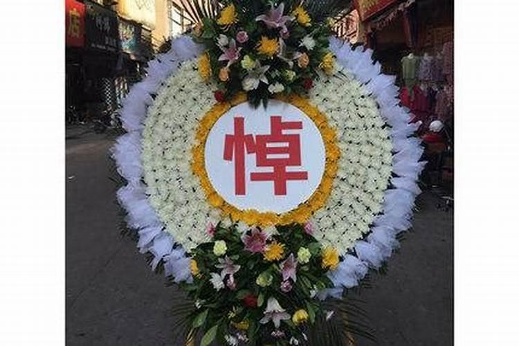 清明节,学校组织五年级同学前往烈士陵园祭扫烈士墓,要求每位同学写一副...