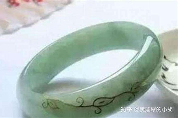梦见自己戴的玉手镯断了还戴着