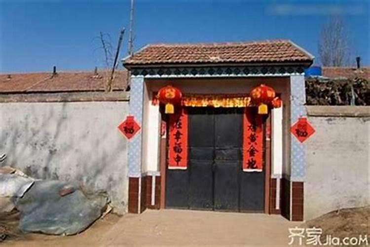 农村楼房前隔条公路有口大水塘,水塘距房屋大概十米左右,风水可好 
