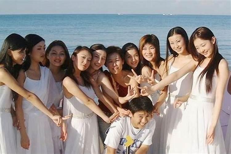 梦见有很多美女陪伴在自己身边什么意思？