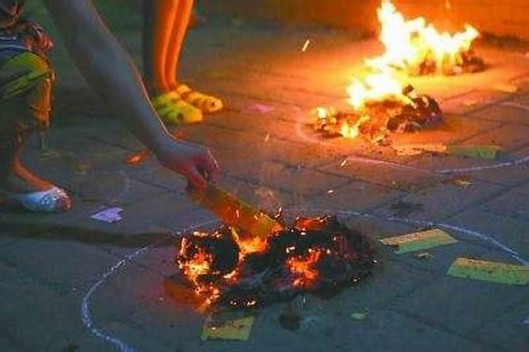 中元节为什么要在十字路口烧纸钱？